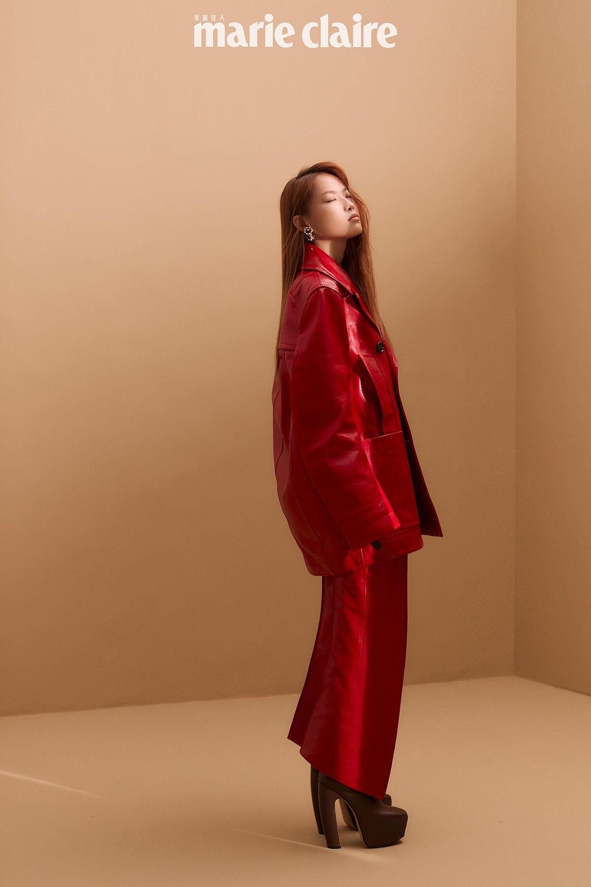 紅色雙排扣皮外套、紅色皮褲、棕色高跟長靴、耳環；all by Bottega Veneta。