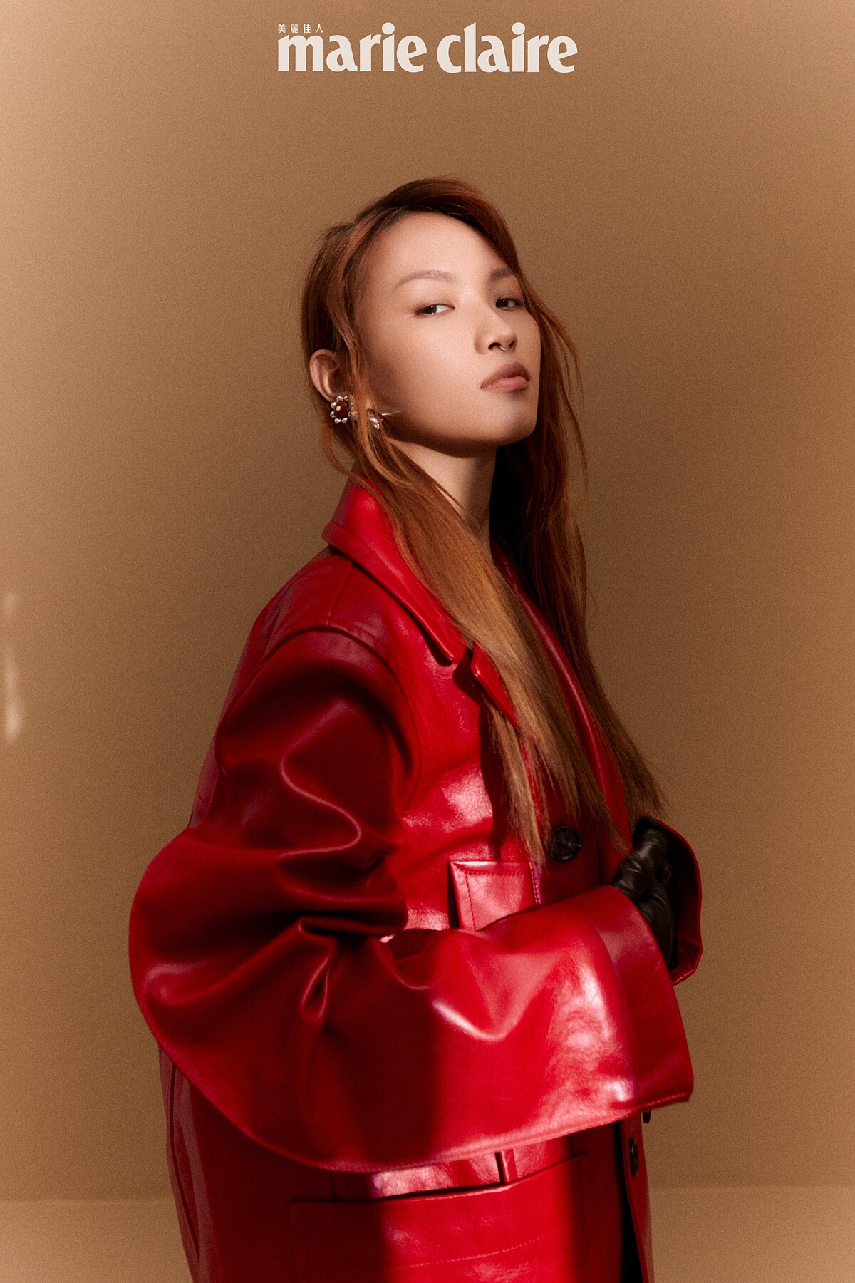 紅色雙排扣皮外套、紅色皮褲、耳環；all by Bottega Veneta。