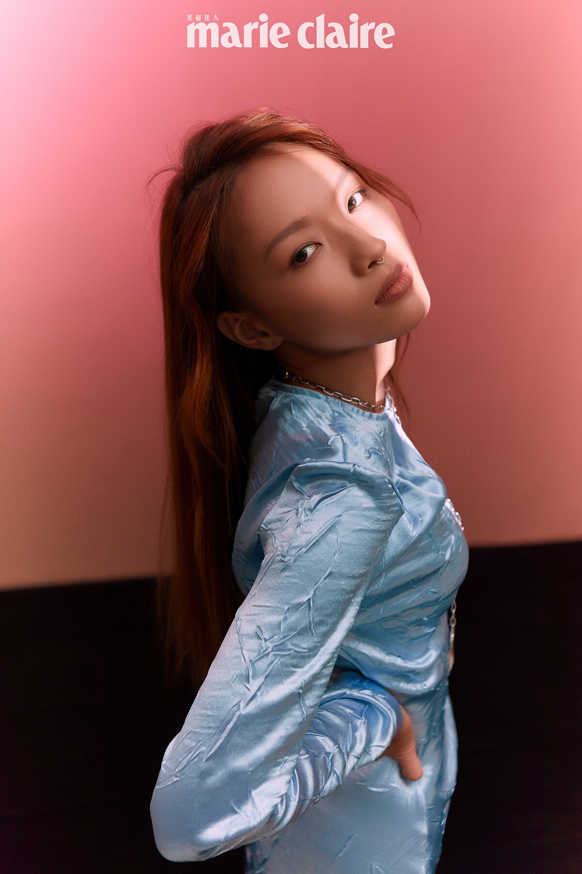 藍色洋裝，Maje；耳骨夾、珍珠戒指、珍珠墜鍊，all by Mikimoto。