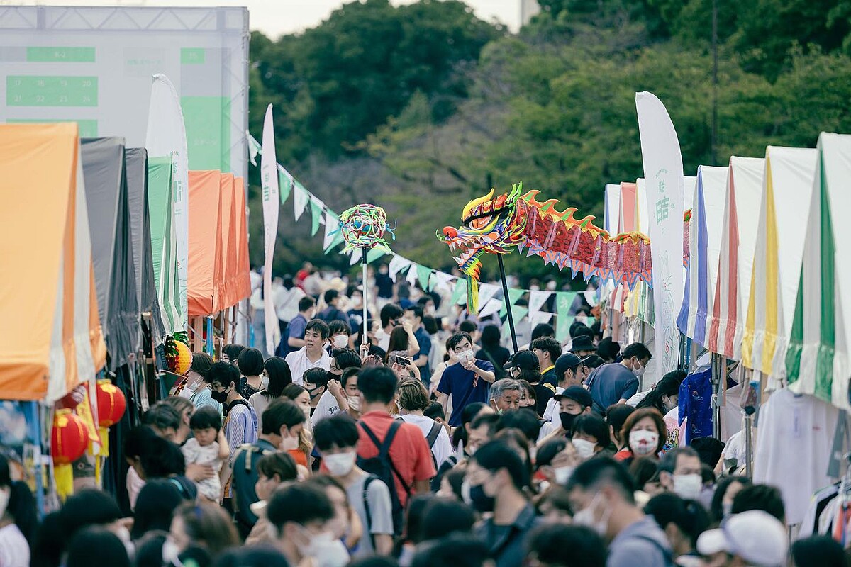 雷昇傳藝劇團在市集人潮中穿插演出。