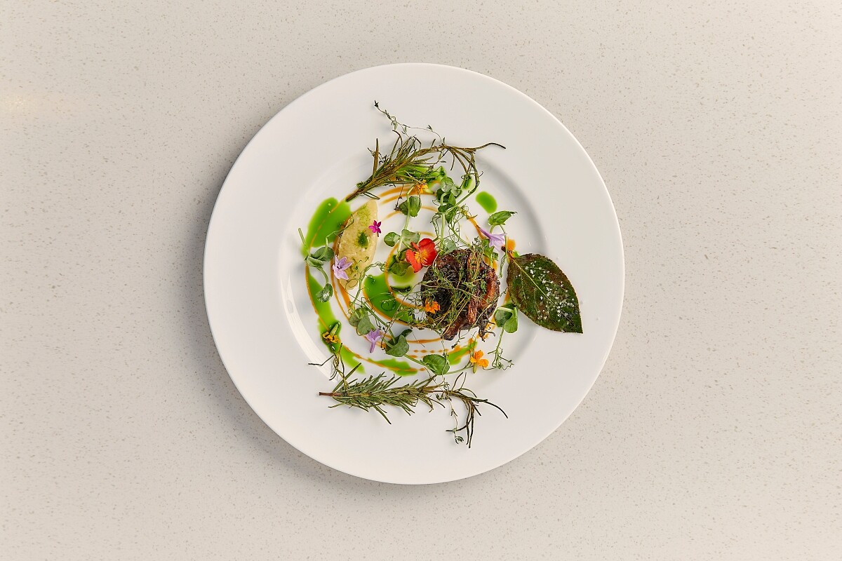 菜色皆從時令蔬菜作為發想源頭。