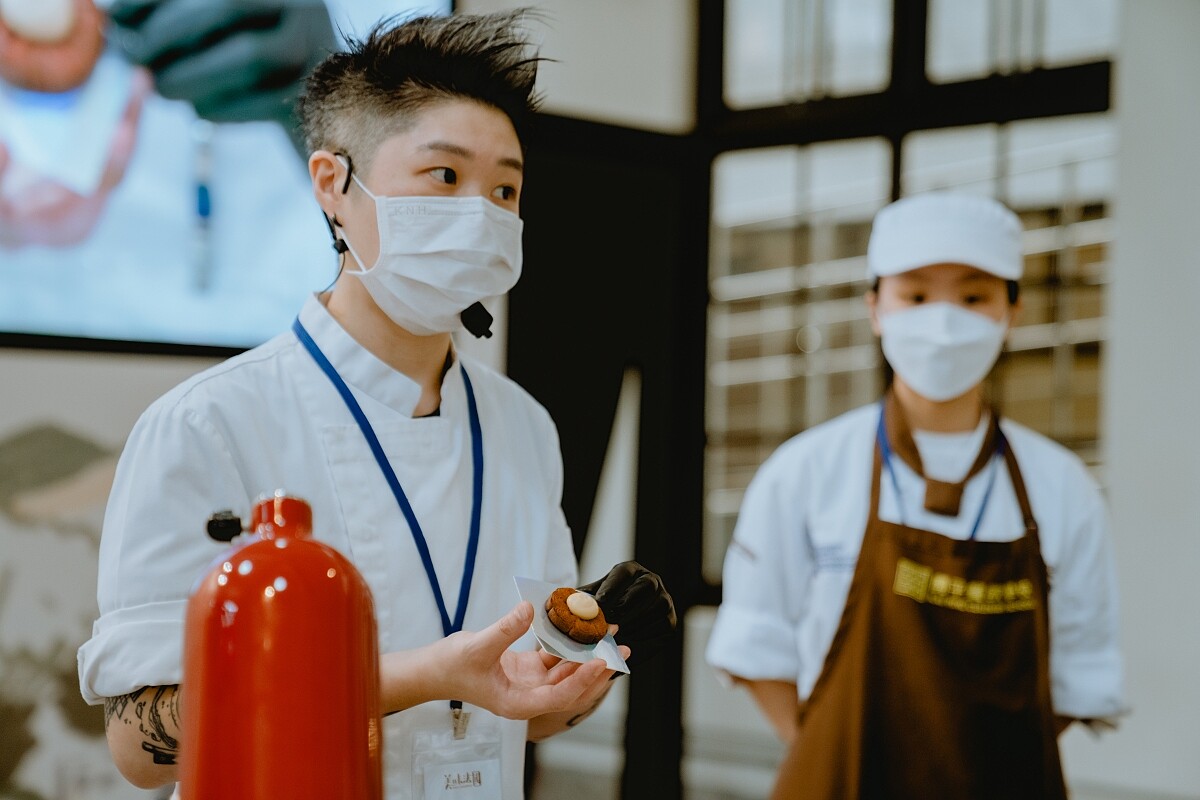 某某甜點主廚賴怡君示範兩款甜點。
