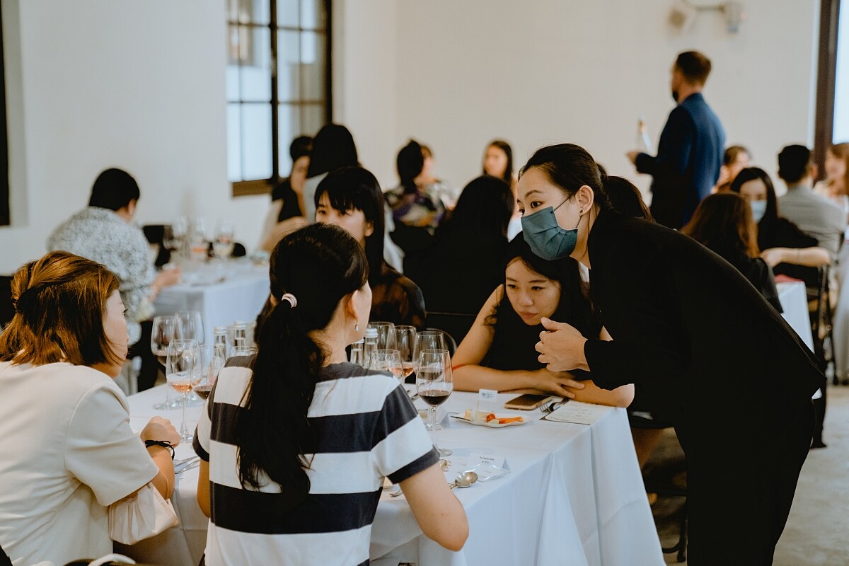 知名侍酒師段洋洋活動現場講解酒與起司搭配之道。