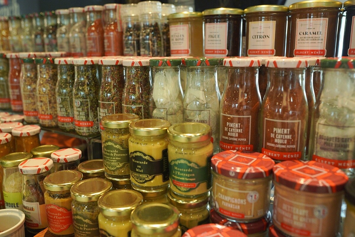 Albert Menes 系列商品，品項豐富，從香料到果醬以及年份沙丁魚罐頭皆有，台灣由綠活企業代理引進。
