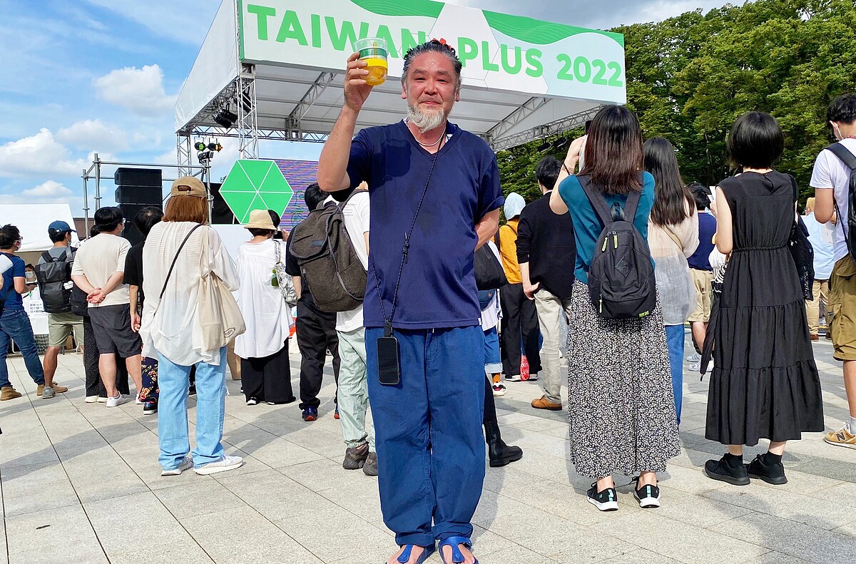 設計東奧會徽的藝術家野老朝雄，連兩日都驚喜現身會場力挺，大逛市集攤位及展覽，體驗台灣文化、吃美食外，並到舞台前觀賞歌手吳汶芳、滅火器演出。更特別前往寫真展「台湾来い(恋)♡」，裡面滿滿的台灣風景，讓他想起了先前來台灣的景象。