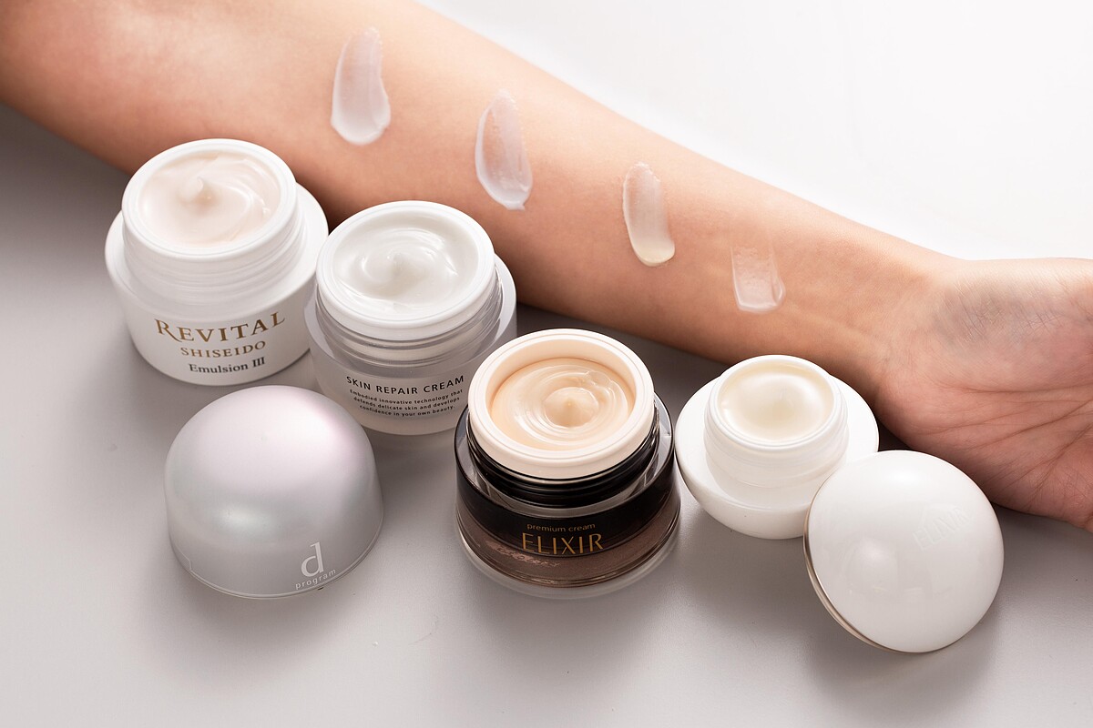 左至右排序 REVITAL莉薇特莉 維他命抗老A酸、d program敏感話題 敏弱急速修復、ELIXIR怡麗絲爾 50倍膠原蛋白、ELIXIR怡麗絲爾 爆水珍珠光