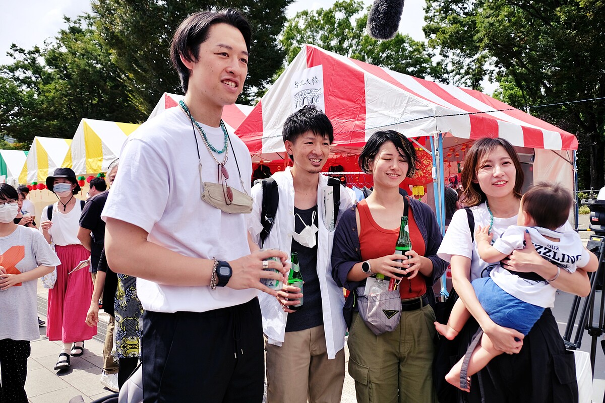 現場許多日本民眾對於各式台灣小吃美味都愛不釋口，即使排上1、2個小時也甘之如飴。