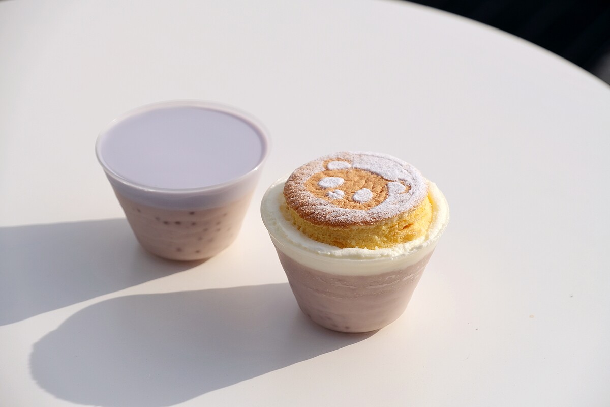 來自基隆的百年糕食人氣伴手禮「連珍餅店」去年12月悄悄在日本東京展店後，首次在Taiwan Plus市集擺攤，明星商品芋泥球和雪露，和上野公園限定商品貓熊舒芙蕾，也是秒殺的人氣手拿食。