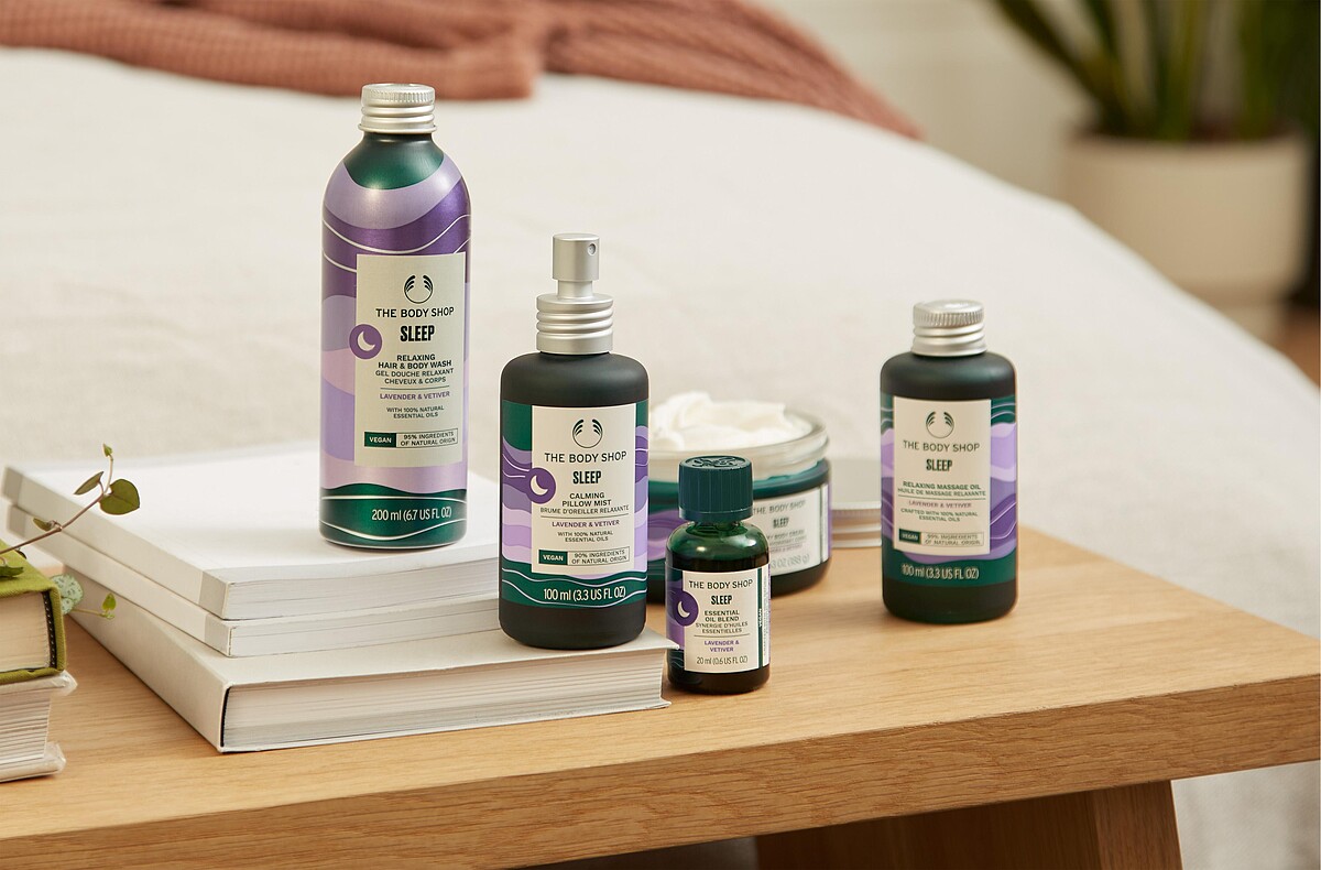 由左至右THE BODY SHOP【甦心活耀 能量喚膚】靜舒心系列 頭髮&身體清潔露-200ML $880，舒眠噴霧-100ML $1100，精萃油-20ML $1350，美膚霜-200ML $1,880(尚未到貨) ，舒緩按摩油-100ML $1280