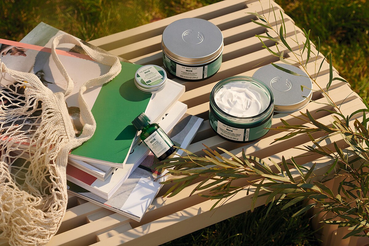 由左至右THE BODY SHOP【甦心活耀 能量喚膚】森呼吸 精萃油-20ML $1350，精萃霜-15G $580，身體磨砂膏-200ML $1680，美膚霜-200ML$1880