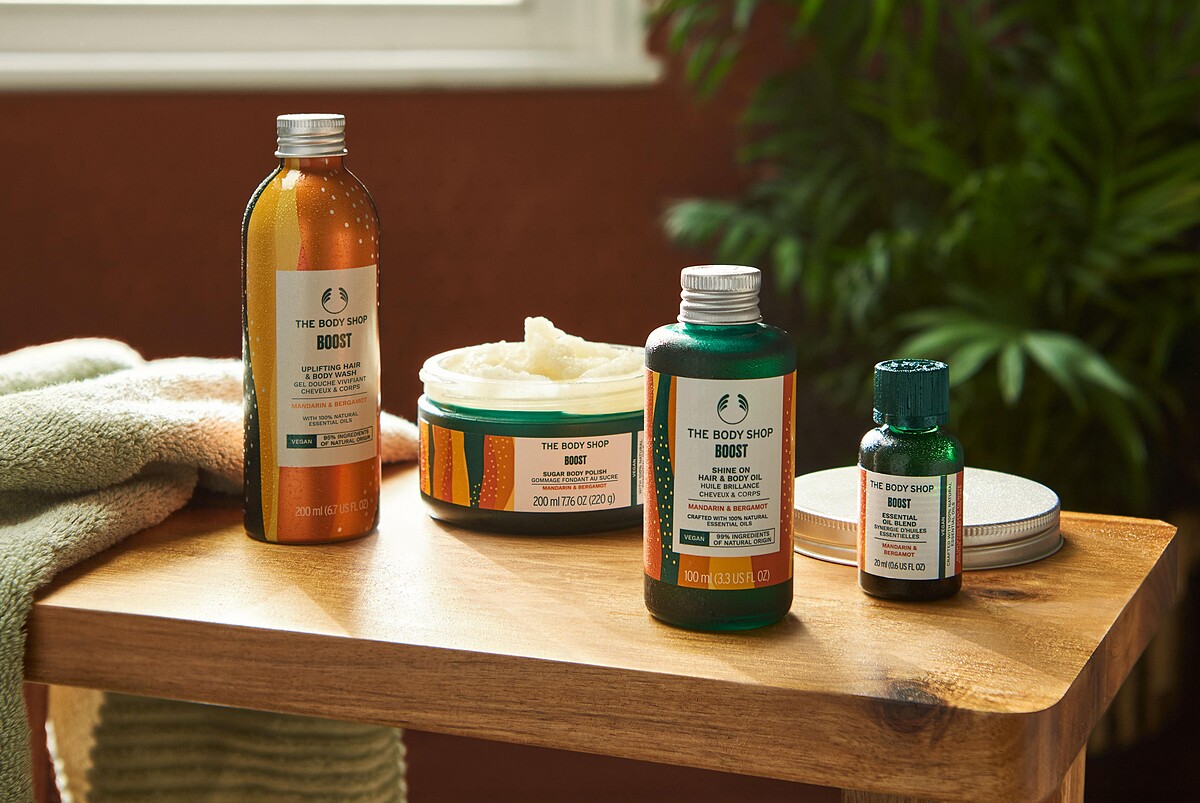 由左至右THE BODY SHOP【甦心活耀 能量喚膚】激活力 頭髮&身體清潔露-200ML $880，身體磨砂膏-200ML $1680(尚未到貨)，雙效滋養護理油-100ML $1280，精萃油-20ML $1350