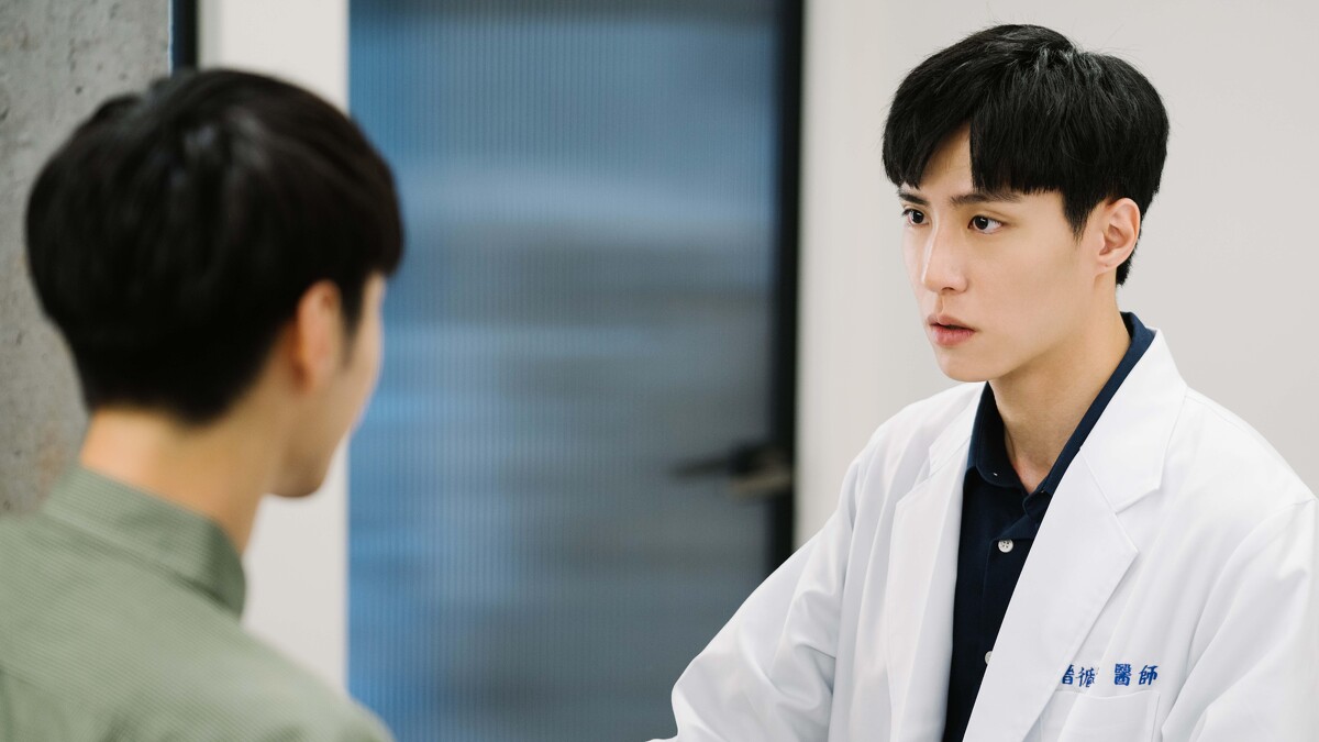 《我的牙想你》余晉（右）飾演牙醫院長「晉循安」，性格高冷難以親近