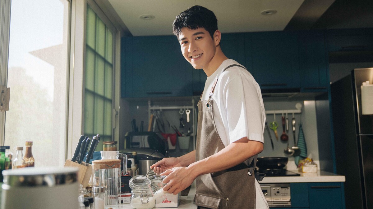 《我的牙想你》吳岳擎飾演餐酒館老闆「白朗」，個性開朗但內心孤獨