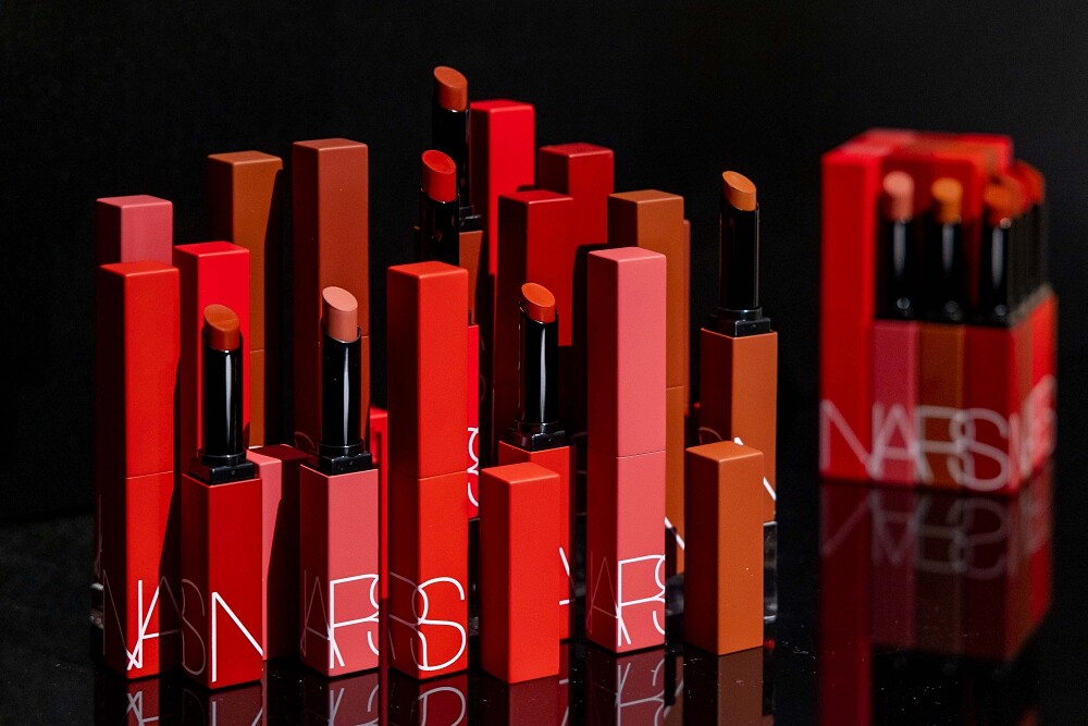 NARS特霧絲柔持色唇膏陳列照。