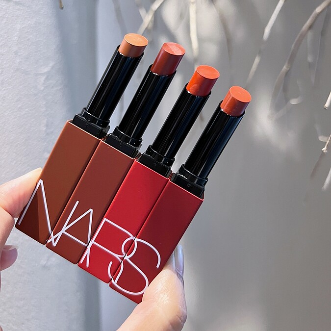 NARS特霧絲柔持色唇膏。
