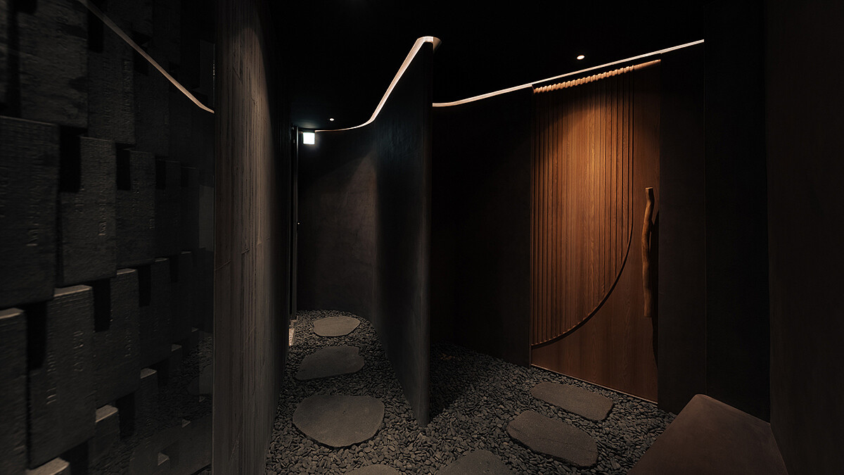 推開大門後映入眼簾的是一段有如日式庭園的石階廊道。