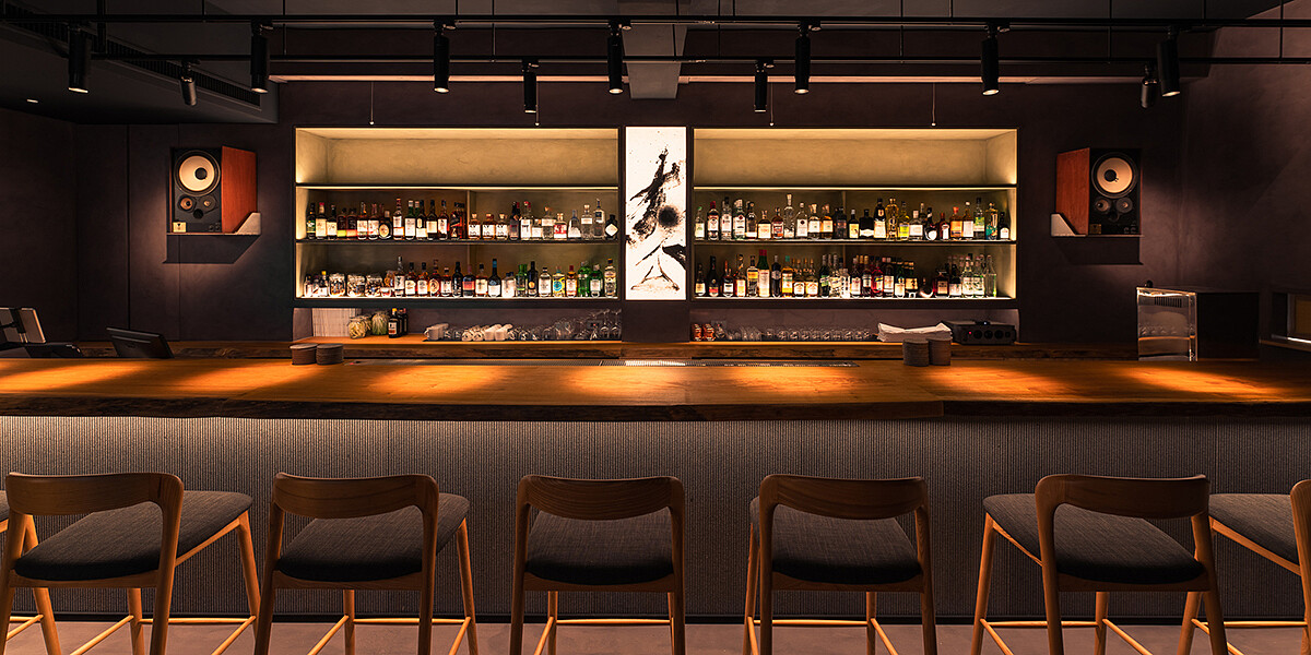 吧台位置，中間為平面設計廖小子（Godkidlla）特地揮毫創作。