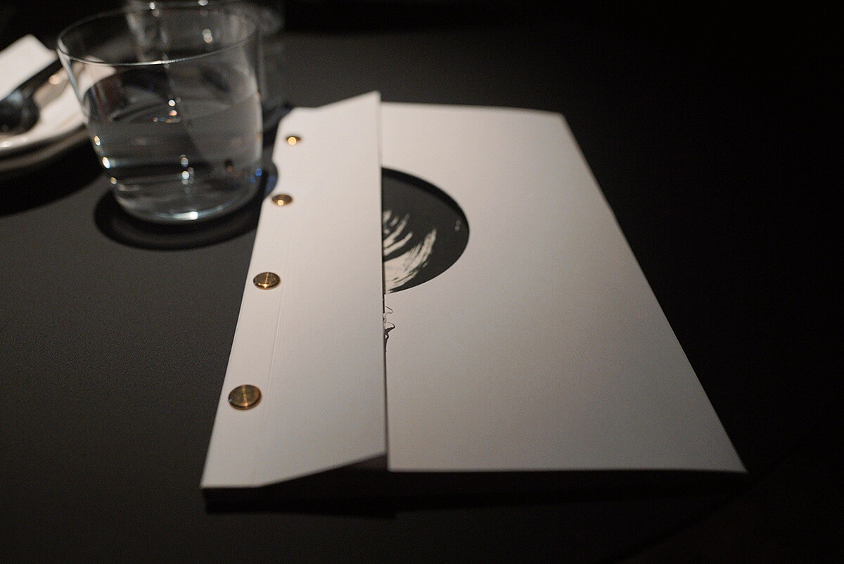 「BAR PINE 松」精心設計的菜單。