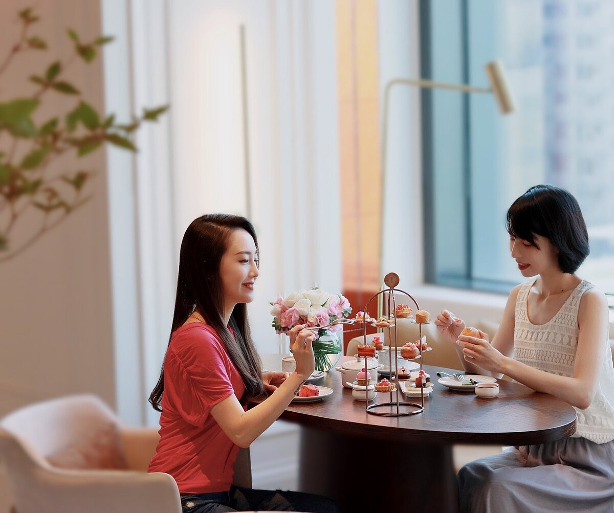 高雄洲際酒店響應「2022裙襬澎澎RUN」，於大廳酒吧BLT33推出「粉紅能量主題下午茶」，同時提撥部份營收捐贈支持乳癌防治。