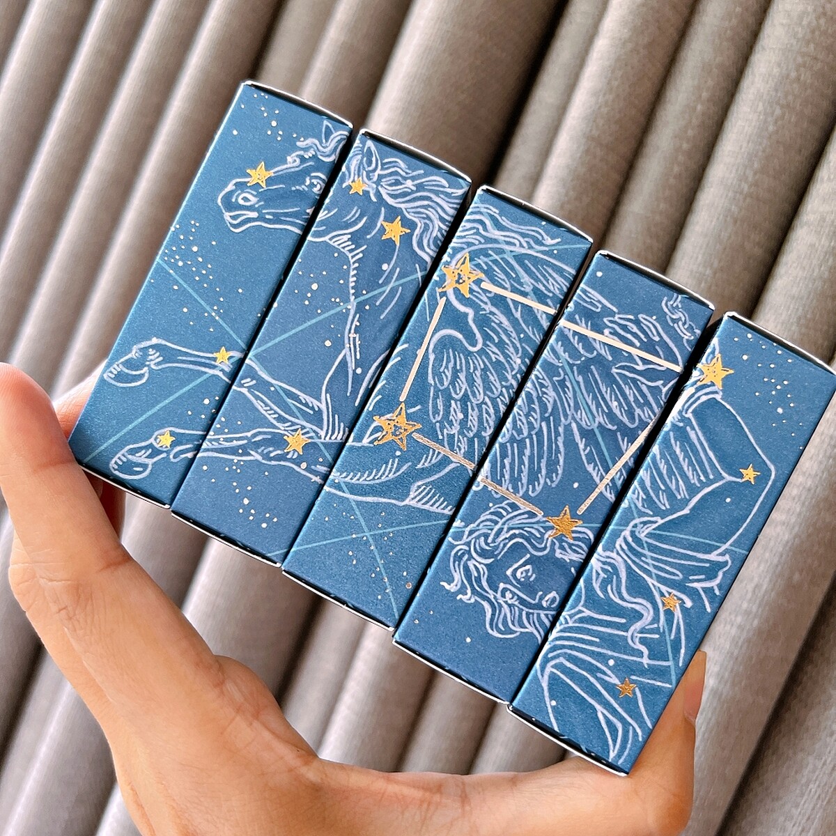 肌膚之鑰幻耀星空迷你唇膏組的唇膏外盒可拼出星座圖案。