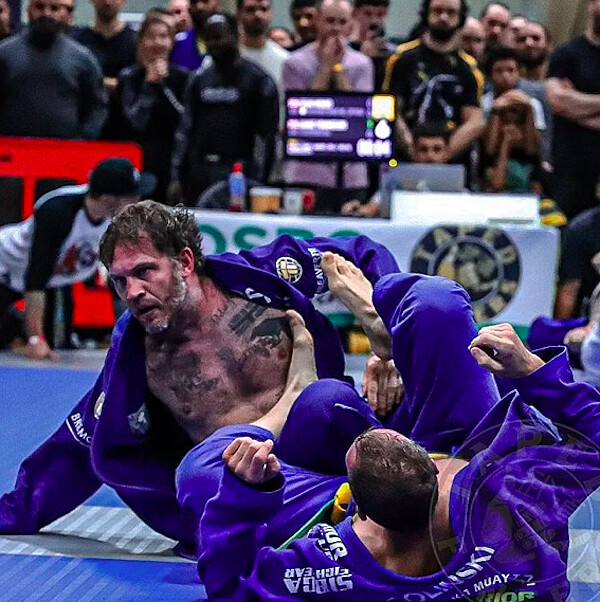 Photo / Instagram@taped_fingers