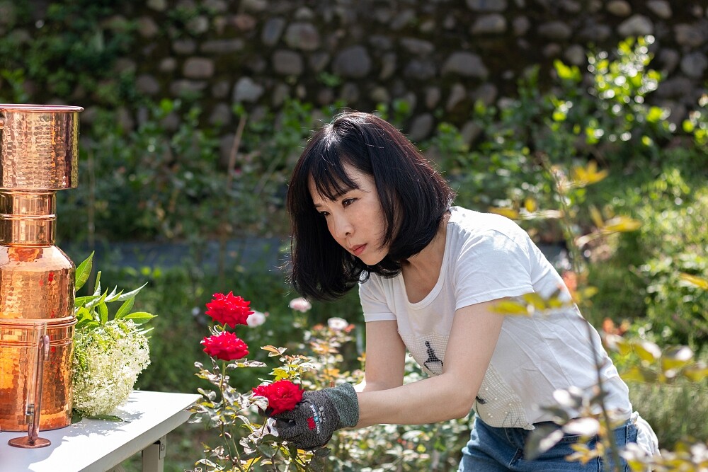 《凝香，手工純露的科學與實證-余珊的蒸餾教室，花草木果DIY精油、純露的萃取方程式。》作者余珊 (Photo/麥浩斯出版社)。
