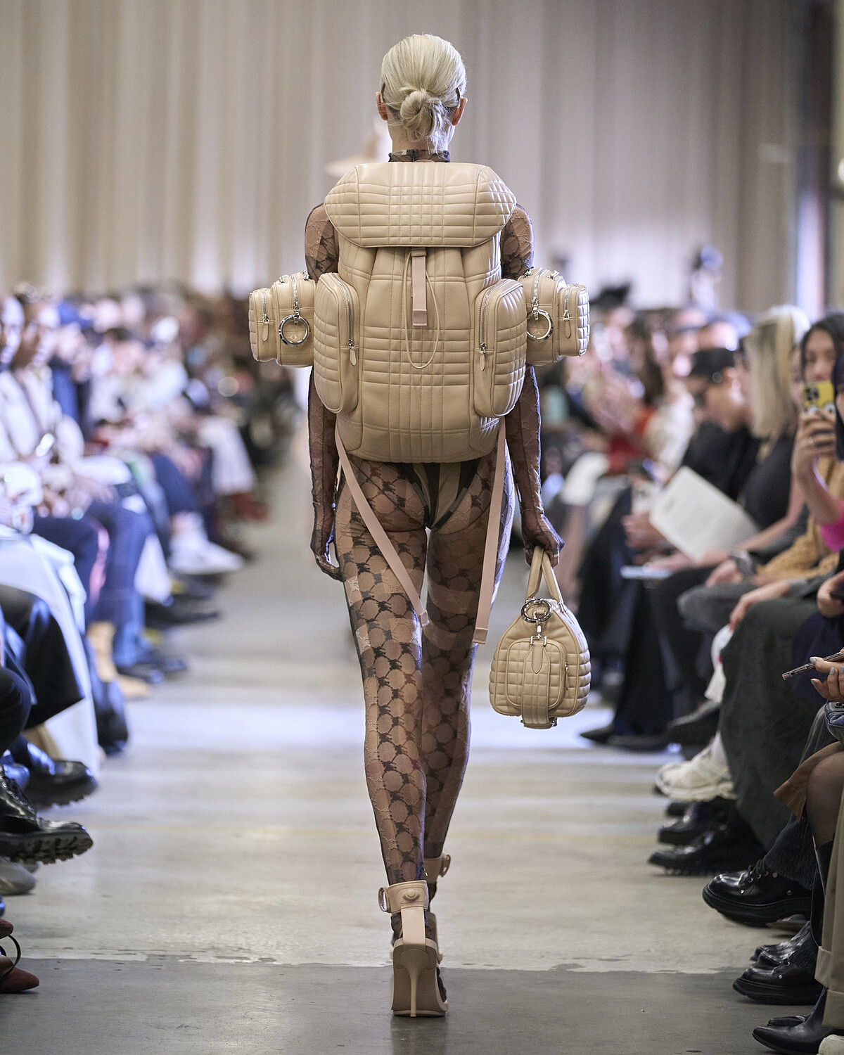 臂膀上的包包，外型有如小朋友游泳時會套上的浮力臂圈