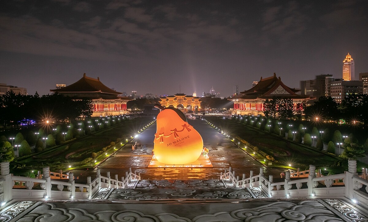 Jo Malone London 全球首座巨型英國梨造型裝置藝術夜間空景照。