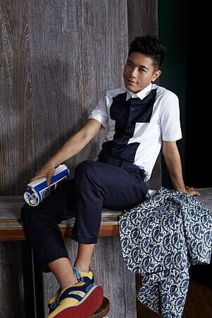 短袖襯衫、西裝外套、九分長褲，all by Blackbarrett；運動鞋，Dior Homme