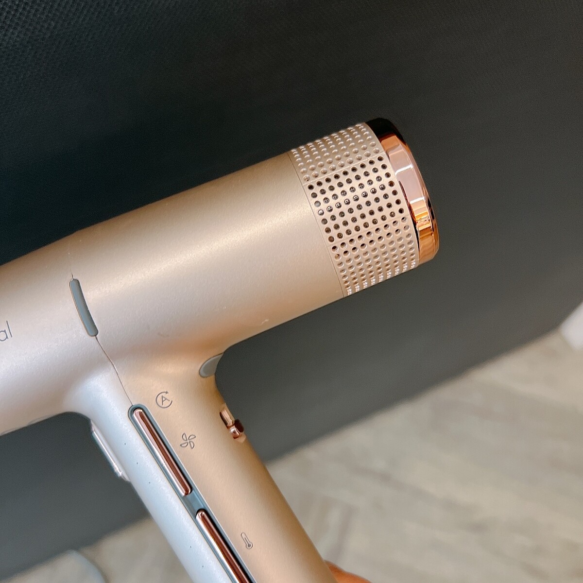 GAMA iQ Perfetto高效專業智能吹風機可讓渦輪反向旋轉吹送，清潔後端濾網更方便。