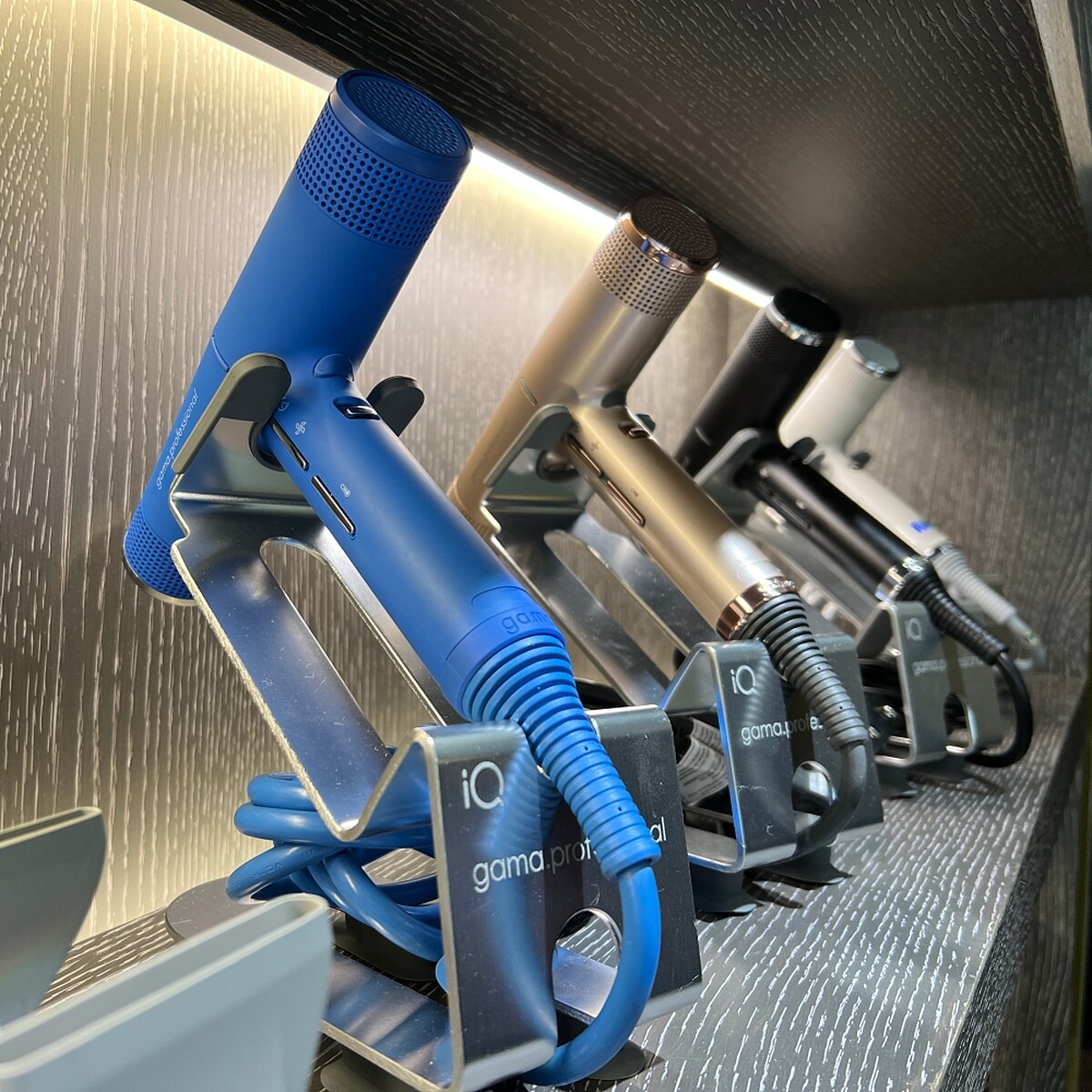 GAMA iQ Perfetto高效專業智能吹風機有鈷藍色、玫瑰金、曜石黑、經典灰四色。