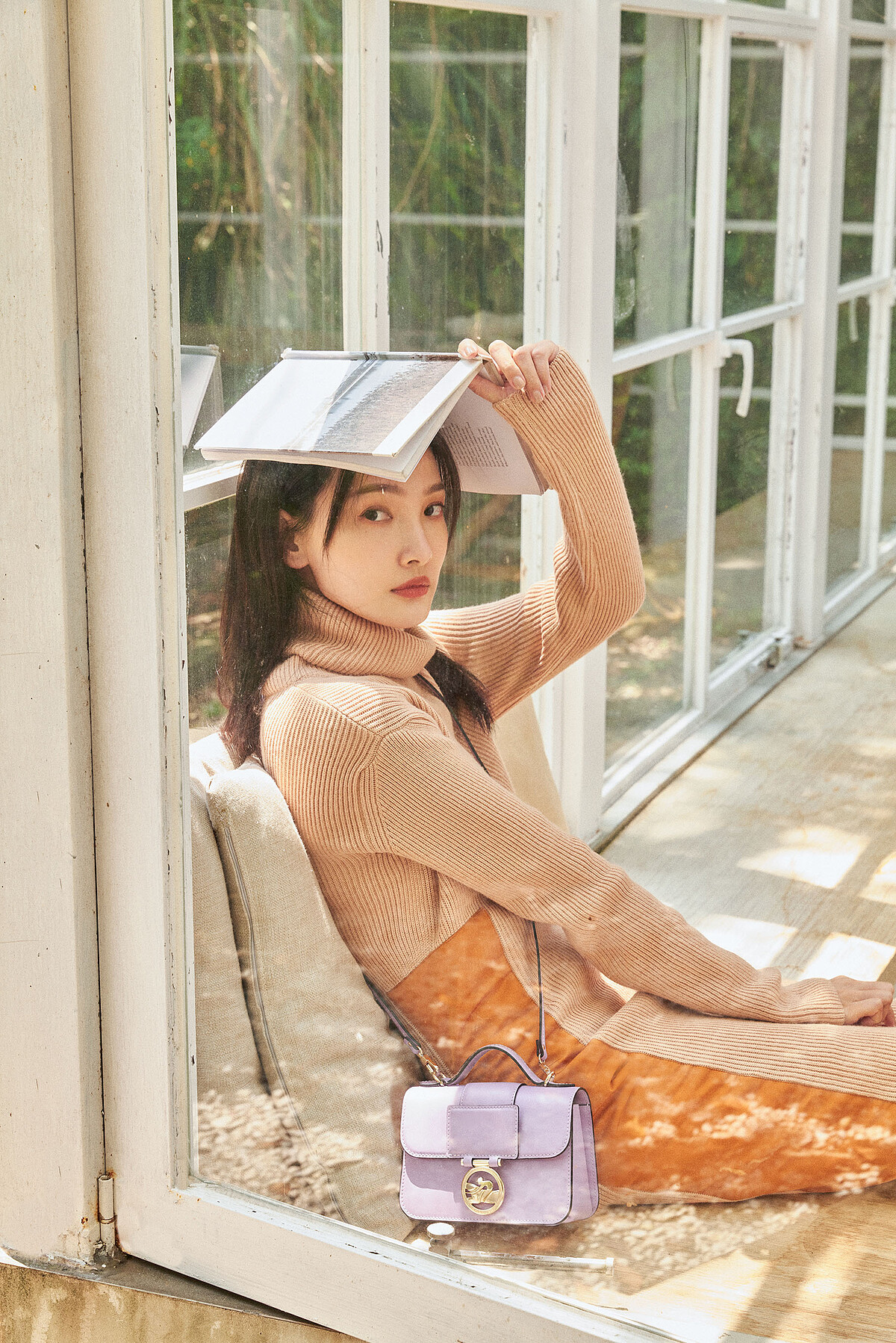 小美：淡粉色高領連身裙、橘黃色高跟靴、丁香紫Box-Trot 包款，all by Longchamp。