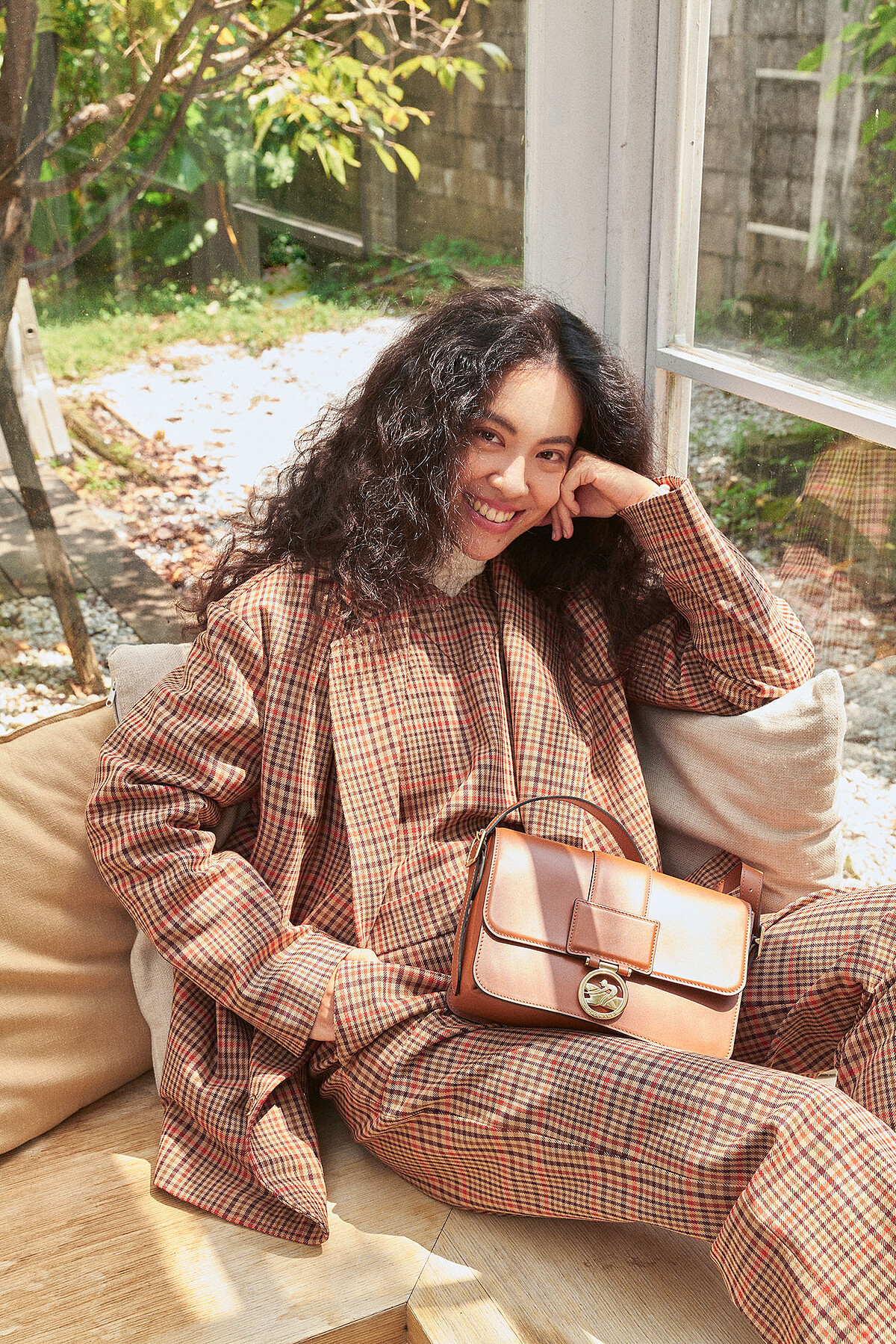 余惟：格紋西裝外套、格紋連身褲、白色高領壓紋毛衣、干邑色Box-Trot 包款、黑色跟鞋，all by Longchamp。