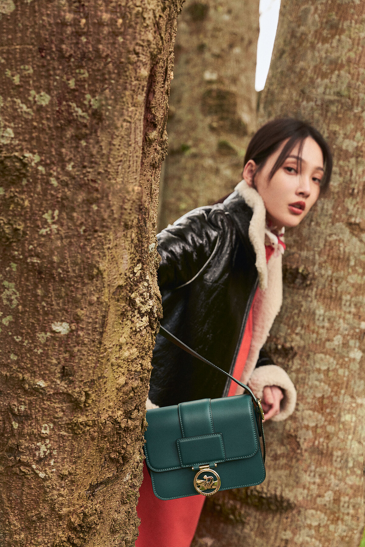 小美：羊皮夾克外套、紅色連身裙、紅色高跟靴、柏綠色Box-Trot包款。