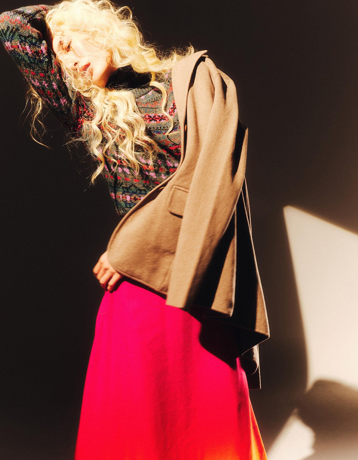 黑色高領針織衫、綠色針織毛衣、毛料西裝外套、粉色漸層波浪裙，All by Lauren Ralph Lauren。