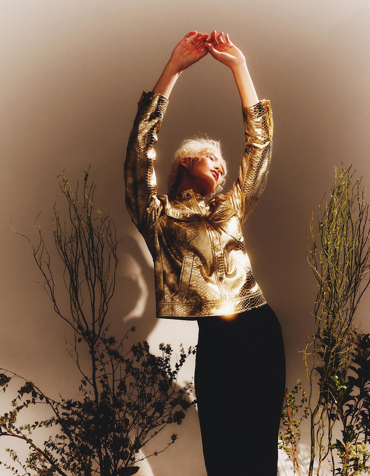 金色蛇紋皮革外套、黑色針織窄裙，All by Lauren Ralph Lauren。