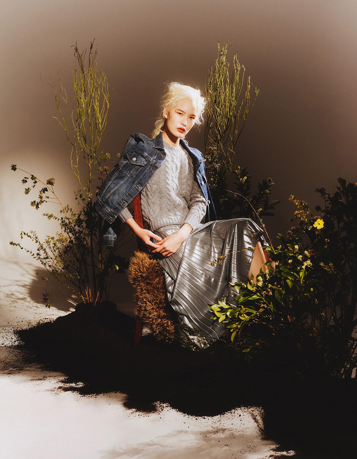 丹寧外套、灰藍色針織衫、金屬百摺長裙，All by Lauren Ralph Lauren。