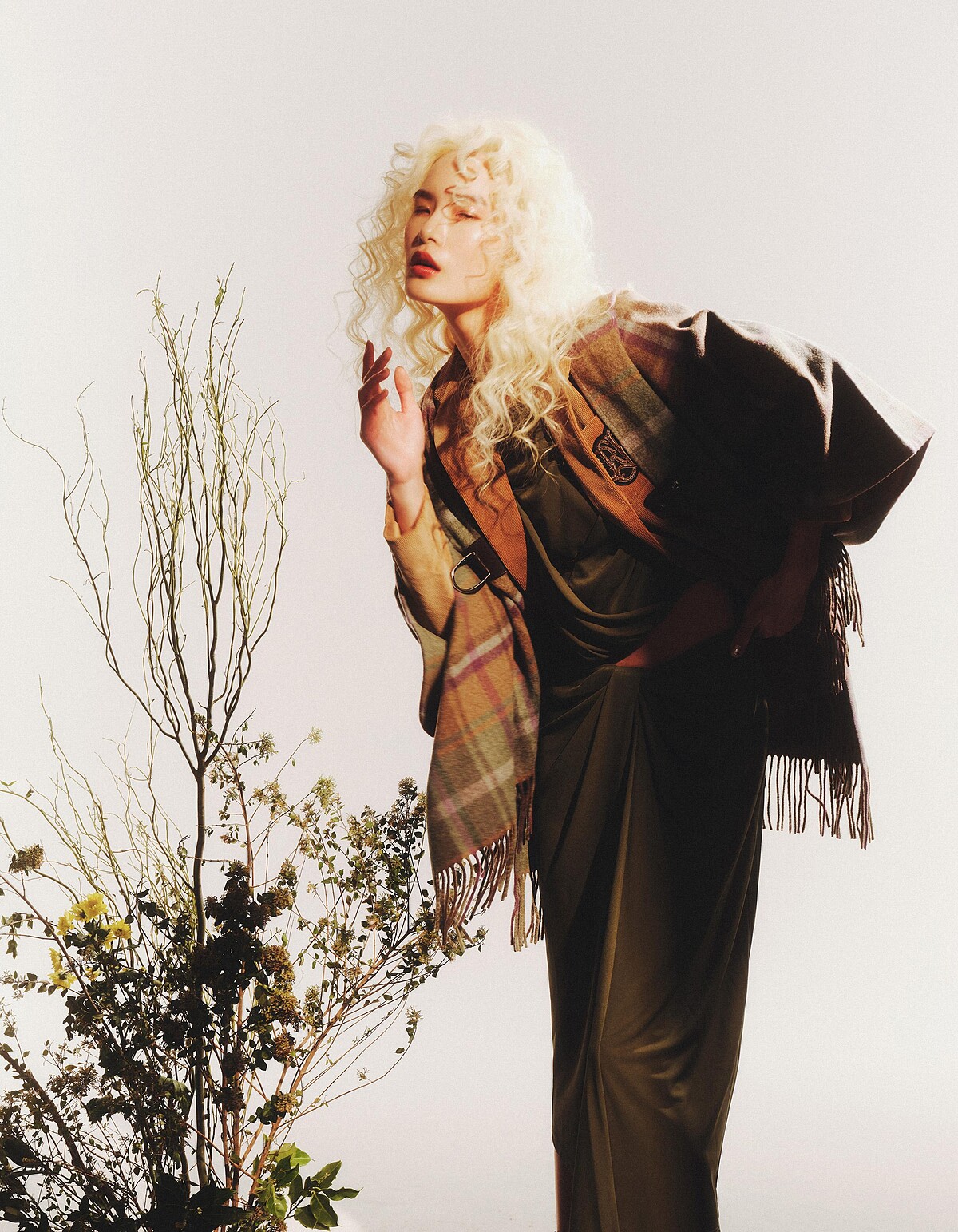 格紋斗篷、咖啡色學院西裝外套、綠色高領針織衫、綠色長裙，All by Lauren Ralph Lauren。