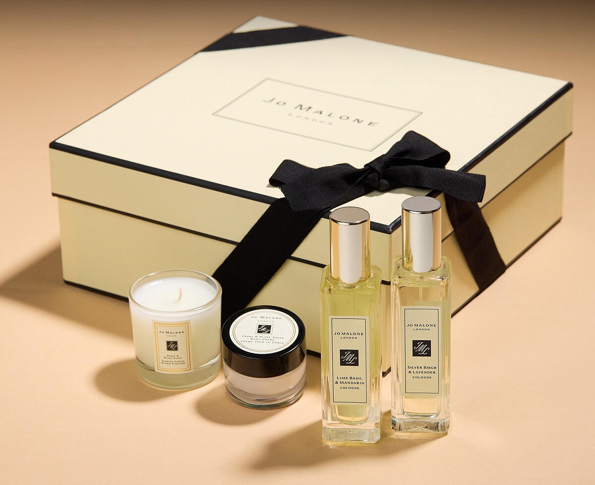 任選兩瓶30ml香水,贈15ml 潤膚霜,和迷你香氛工藝蠟燭。定價NT6,575,優惠價NT5,400