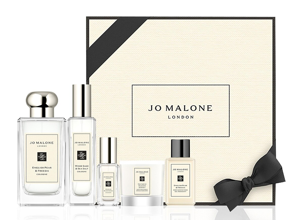 任選一款100ml香水和30ml香水,即贈 15ml潔膚露、迷你香氛工藝蠟燭、和9ml香水。定價:NT9,795,優惠價NT8,050(組合特別加贈潔膚露、迷你蠟燭與迷你香氛,是最有質感的旅行香氛組。)