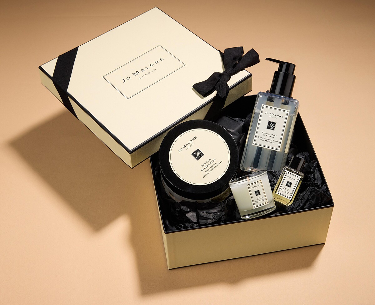 任選一款250ml潔膚露和175ml潤膚霜,即贈15ml潔膚露、迷你香氛工藝蠟燭、 定價:NT 6,095,優惠價:NT5,150