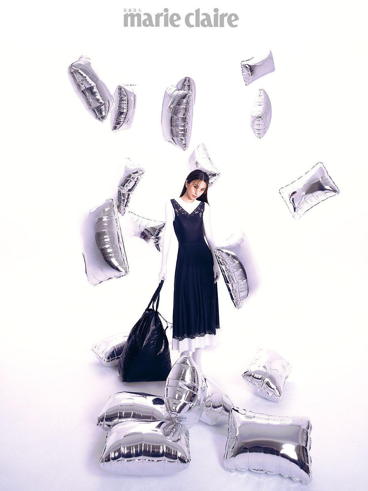 黑白連身洋裝、黑色垃圾袋造型束口包，both by Balenciaga。