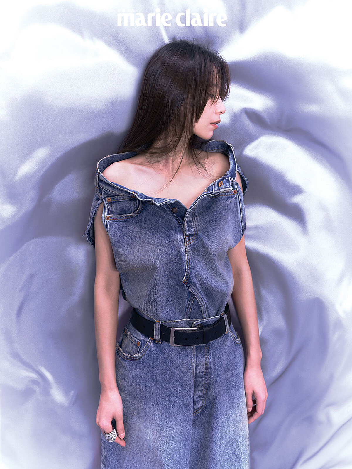 丹寧上衣、丹寧寬褲、黑色皮帶、銀色戒指，all by Balenciaga。