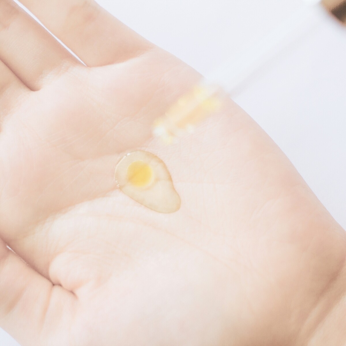 荷包蛋保養法，直接以「水+油」減法程序回應肌膚真實需求。