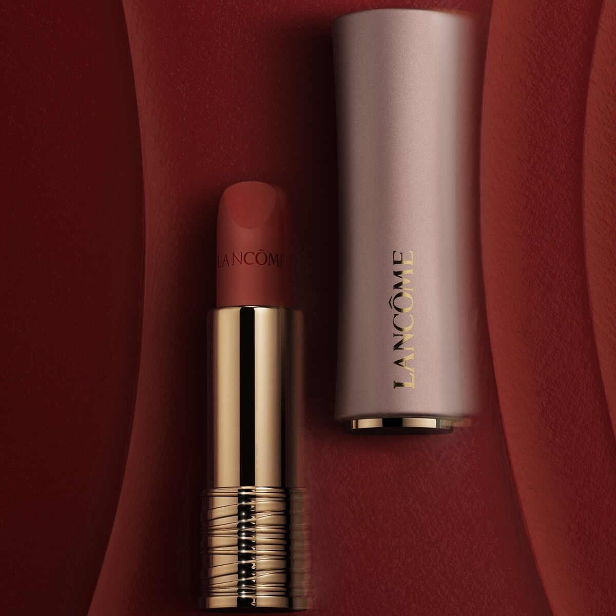 蘭蔻2022絕對完美柔霧唇膏L&rsquo;Absolu Rouge Intimatte情境圖。