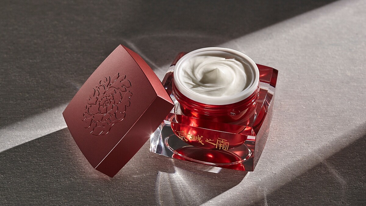 京城之霜被譽為「國民抗老紅霜」的60植萃十全頂級精華霜升級回歸。