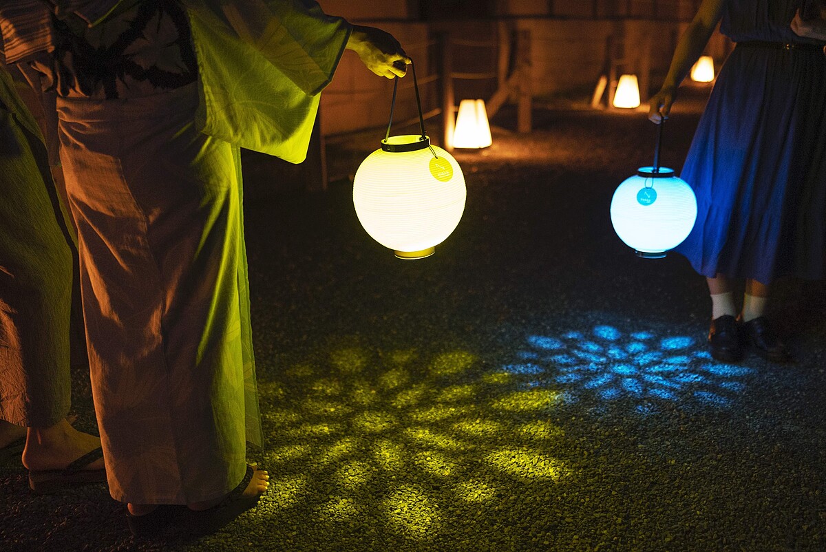 手提「NAKED遠距離燈籠」漫步在「舊三井家下鴨別邸」庭園裡感受光雕藝術帶來的科學技術美感