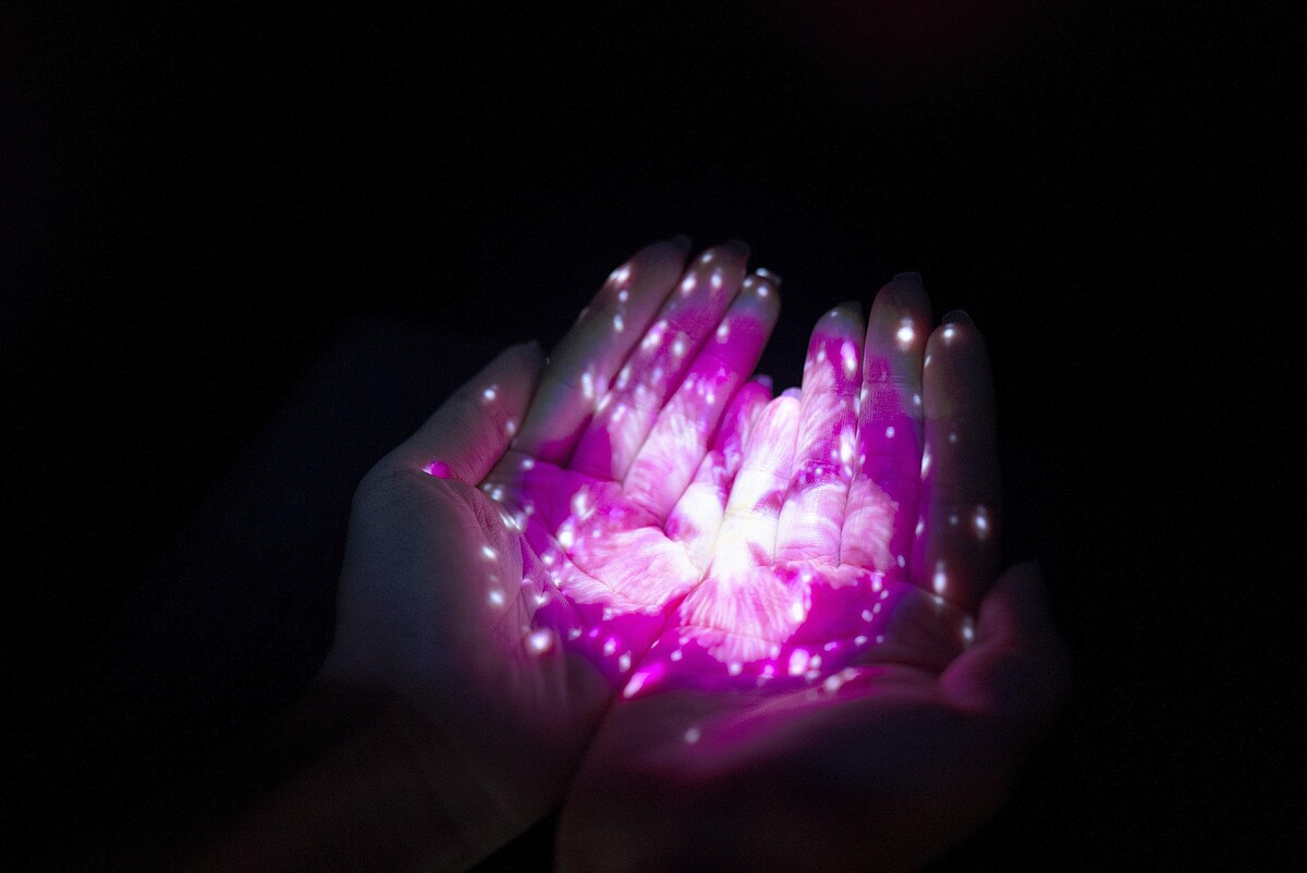 將平淡無奇的酒精消毒動作加入互動藝術，伸手消毒的同時手中便會出現美麗花朵的投影