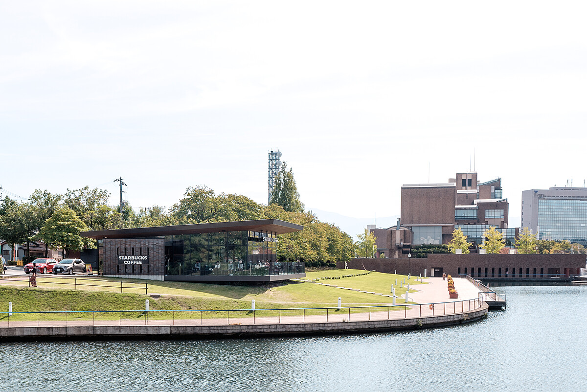 富山縣美術館附近還有號稱世界最美的星巴克（李海楓 攝）