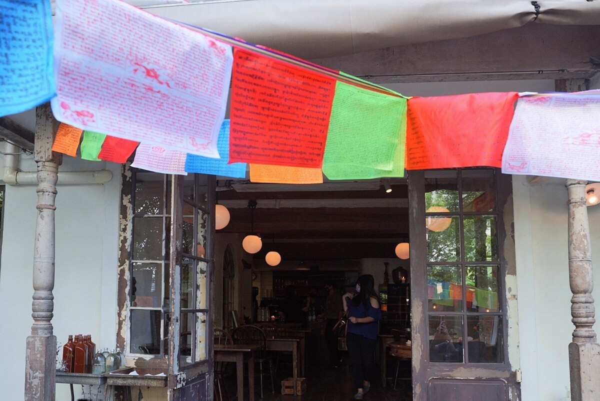 「香色 Xiang Se 」比賽現場，以藏族傳統五色旗佈置庭院。